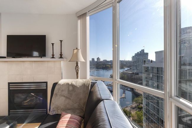 1706 - 1077 Marinaside Crescent, Condo with 2 bedrooms, 2 bathrooms and 1 parking in Vancouver BC | Image 7