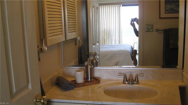 Bathroom sink top. | Image 20