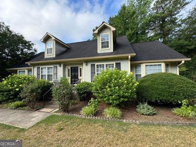 8602 Stone Creek Court, House other with 3 bedrooms, 2 bathrooms and 5 parking in Douglasville GA | Image 3