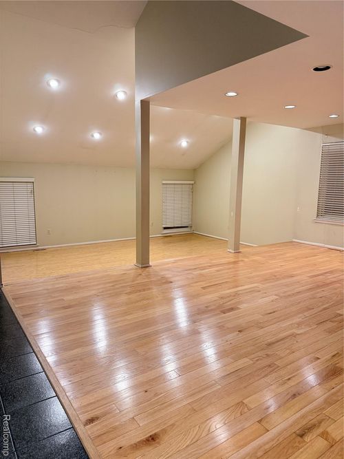 6842 Indian Creek Dr, West Bloomfield, MI, 48322-3115 | Card Image