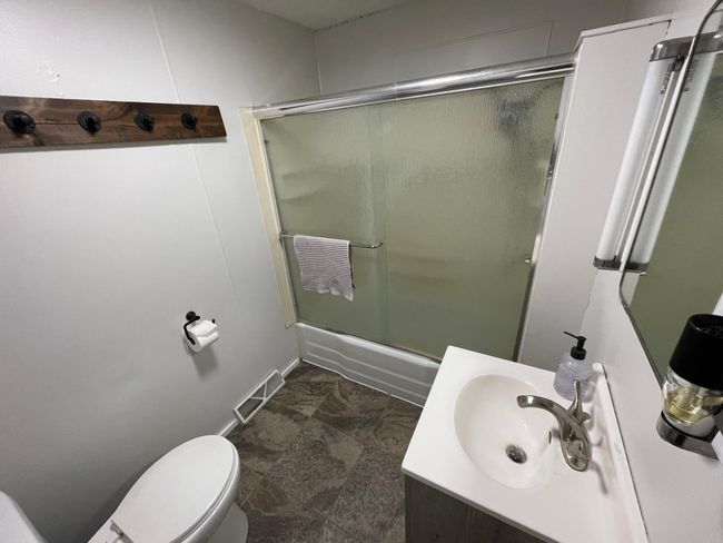 Main Floor Full Bath | Image 21