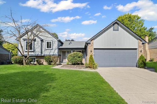 2028 Cumberland Rd, Rochester Hills, MI, 48307-3702 | Card Image