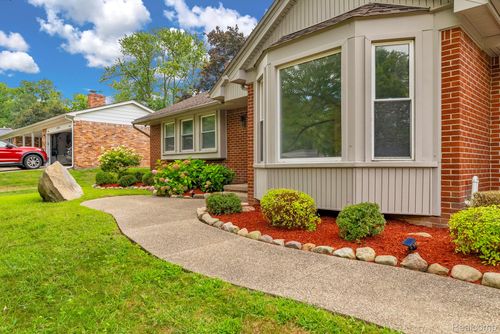 36939 Heatherton Dr, Farmington, MI, 48335-2928 | Card Image