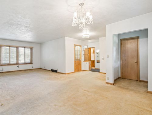 100 Hillside Dr W, Oelwein, IA, 50662-2641 | Card Image