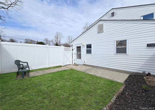 18 Wyandotte St, Selden, NY, 11784-4027 | Card Image