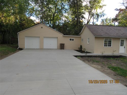 121 W Columbia Ave, Pontiac, MI, 48340-1811 | Card Image