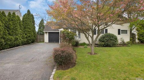 26 Carriage Ln, Levittown, NY, 11756-3603 | Card Image