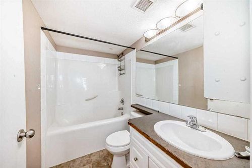 411-2000 Applevillage Crt Se, Calgary, AB, T2A7Z4 | Card Image