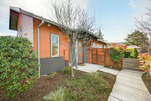 98 Dunn Cir, Ashland, OR, 97520-1060 | Card Image