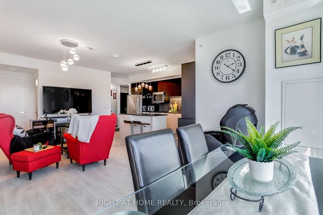 402 - 31 Tippett Rd, Condo with 4 bedrooms, 2 bathrooms and 1 parking in Toronto ON | Image 7