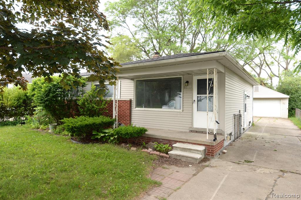 Deering St, Livonia, MI 48150