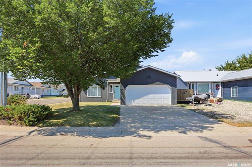 201 1 St Ave N, House with 4 bedrooms, 3 bathrooms and 4 parking in Warman SK | Card Image