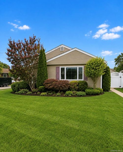 2426 Freeport St, Wantagh, NY, 11793-4525 | Card Image
