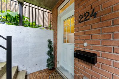 224 Wiltshire Ave, Condo with 3 bedrooms, 2 bathrooms and 1 parking in Toronto ON | Image 3