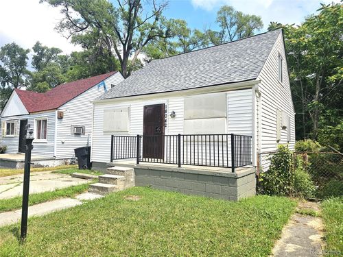 18042 Russell St, Detroit, MI, 48203-2477 | Card Image