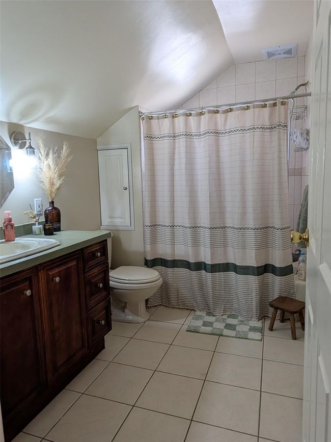 Second full bathroom with tub/shower. | Image 23