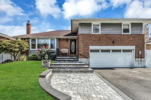 956 Plum Tree Rd W, Westbury, NY, 11590-6049 | Card Image