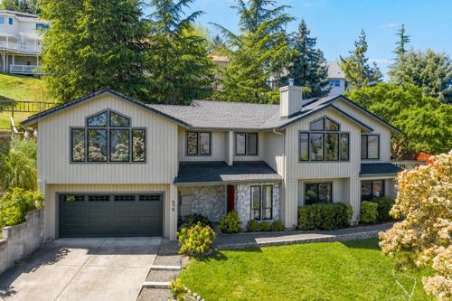 575 Dogwood Way, Ashland, OR, 97520-1574 | Card Image
