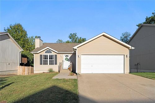 411 N Queen Ridge Ave, Independence, MO, 64056-1594 | Card Image