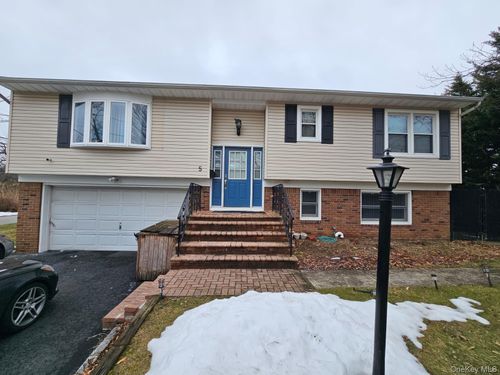 5 Ireland Pl, Copiague, NY, 11726-4109 | Card Image
