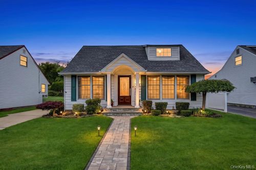 66 Vincent Road, Oyster Bay, NY, 11801 | Card Image