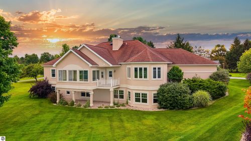 5002 Arrowhead Cir, Williamsburg, MI, 49690-9594 | Card Image