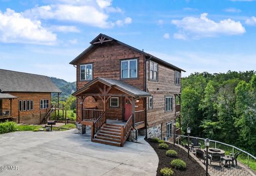 2743 Dayne Dr, Sevierville, TN, 37876-7504 | Card Image