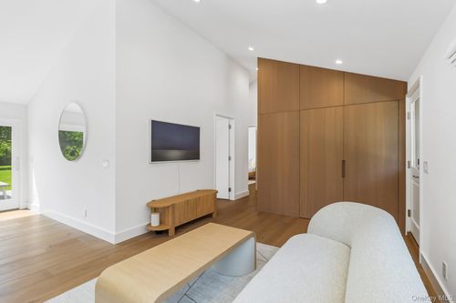 96 Town Ln, East Hampton, NY, 11937-5910 | Card Image