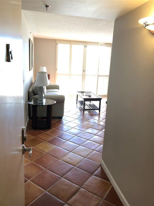 2206-19901 E Country Club Dr, Aventura, FL, 33180-3078 | Card Image