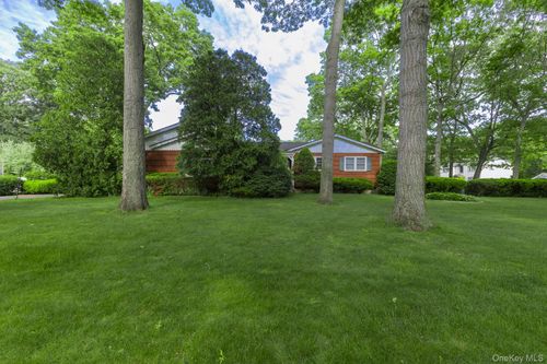 3 Boston Ave, Medford, NY, 11763-3204 | Card Image