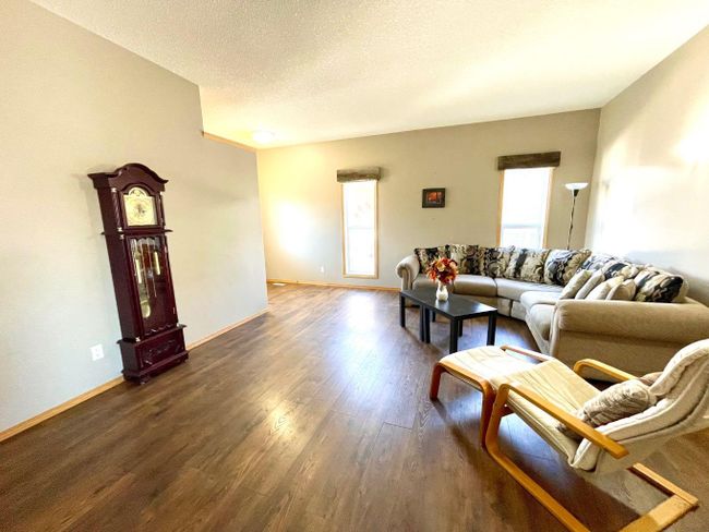 524 Lineham Acres Drive Nw, Home with 4 bedrooms, 2 bathrooms and 4 parking in High River AB | Image 6