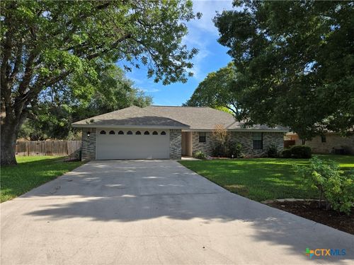 776 Country Club Dr, Seguin, TX, 78155-7144 | Card Image