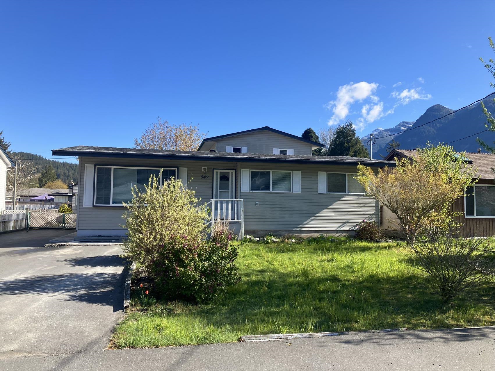549 Rupert Street, House other with 3 bedrooms, 2 bathrooms and 8 parking in Hope BC | Image 1