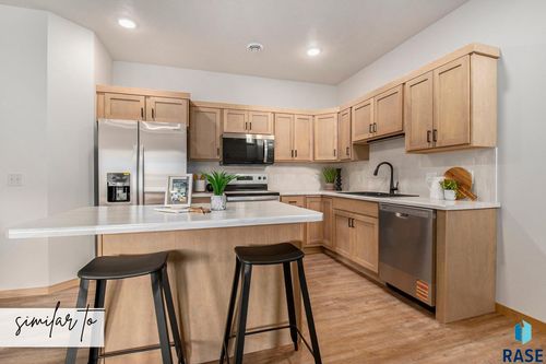 2802 S Broek Dr, Sioux Falls, SD, 57106-5881 | Card Image