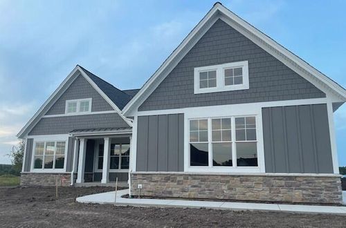 1748 N River Circle Circle, River Hills, WI, 53217 | Card Image