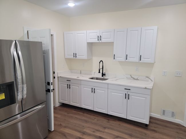 FL-1ST - 147 Edgewood St, Home with 3 bedrooms, 1 bathrooms and 1 parking in Hartford CT | Image 5