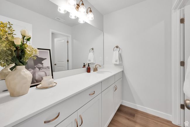 upstairs full bathroom | Image 18