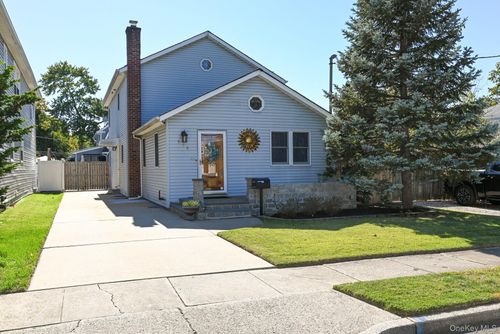 516 Washington Ave, West Hempstead, NY, 11552-3321 | Card Image