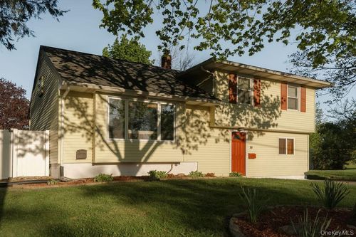 10 Cambridge Dr, Red Hook, NY, 12571-1605 | Card Image
