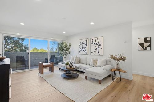 209-8400 De Longpre Ave, West Hollywood, CA, 90069-2601 | Card Image