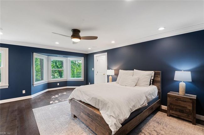 (1st) En suite Guest Bedroom w/ Walk-in Closet | Image 32