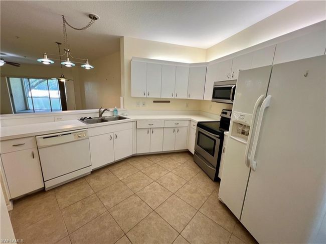 APT-103 - 12030 Summergate Cir, Condo with 2 bedrooms, 2 bathrooms and null parking in FORT MYERS FL | Image 4