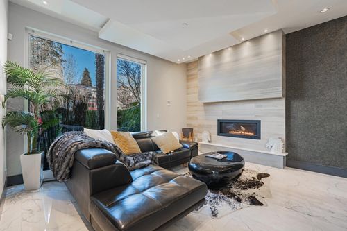 1072 E 39th Ave, Vancouver, BC, V5W1L1 | Card Image