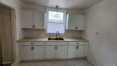 10947 Roxbury St, Detroit, MI, 48224-1722 | Card Image