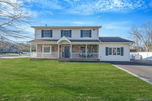 528 Mollie Blvd, Holbrook, NY, 11741-2924 | Card Image