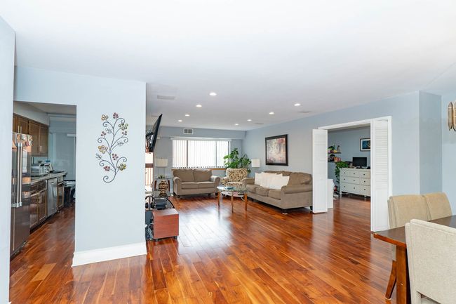 APT-210 - 3801 Appian Way, Home with 3 bedrooms, 2 bathrooms and null parking in Glenview IL | Image 4