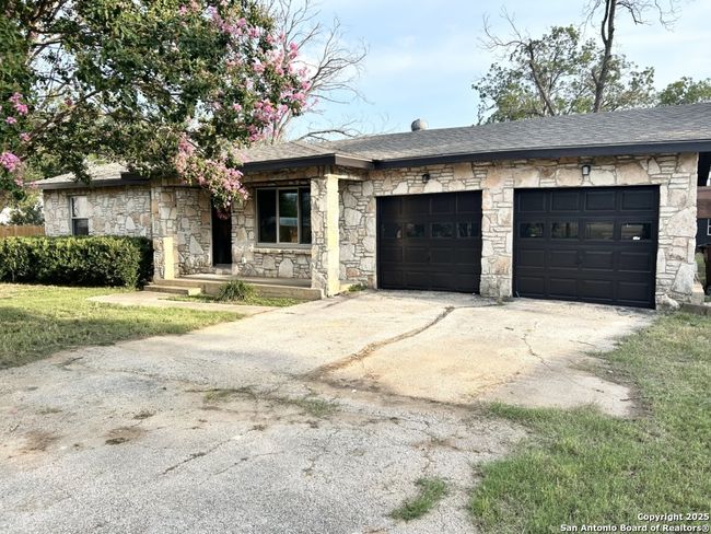 12116 Loop 107, House other with 3 bedrooms, 2 bathrooms and null parking in Adkins TX | Image 10