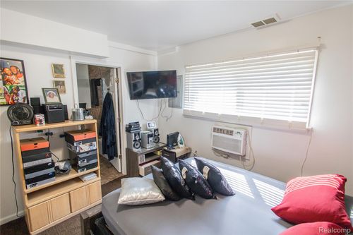 9948 Roseberry St, Detroit, MI, 48213-2097 | Card Image