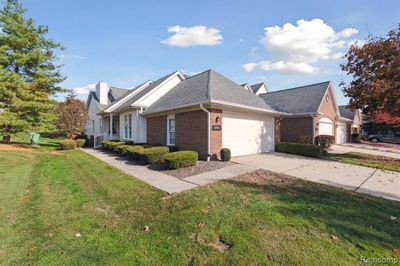 39784 Glenview, Condo with 3 bedrooms, 2 bathrooms and null parking in Northville Twp MI | Image 2