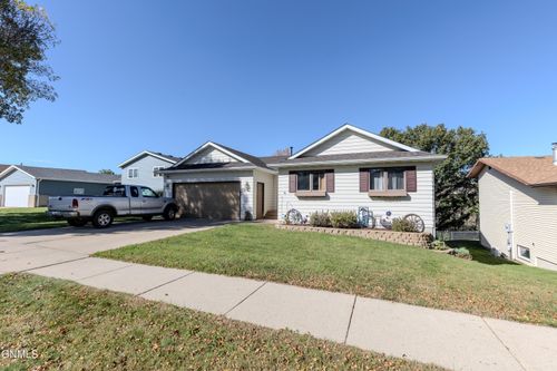 916 16th St Se, Mandan, ND, 58554-4815 | Card Image